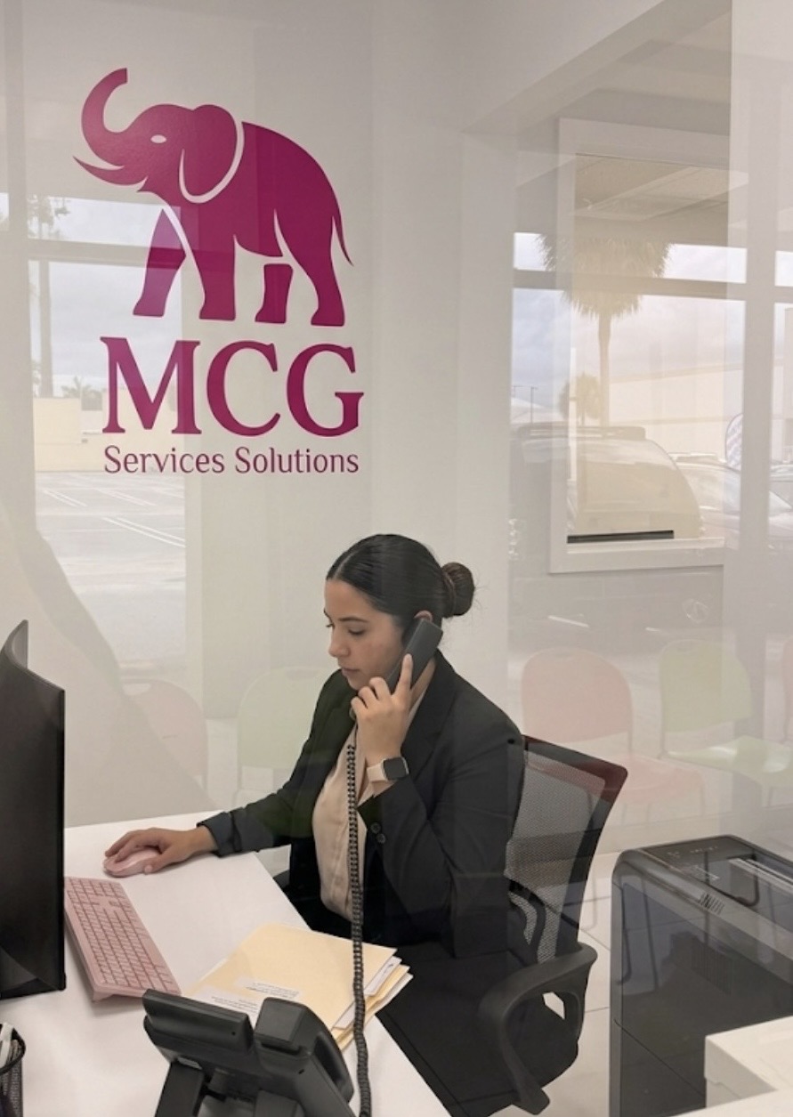 Equipo de MCG Services Solutions atendiendo a un cliente en la oficina